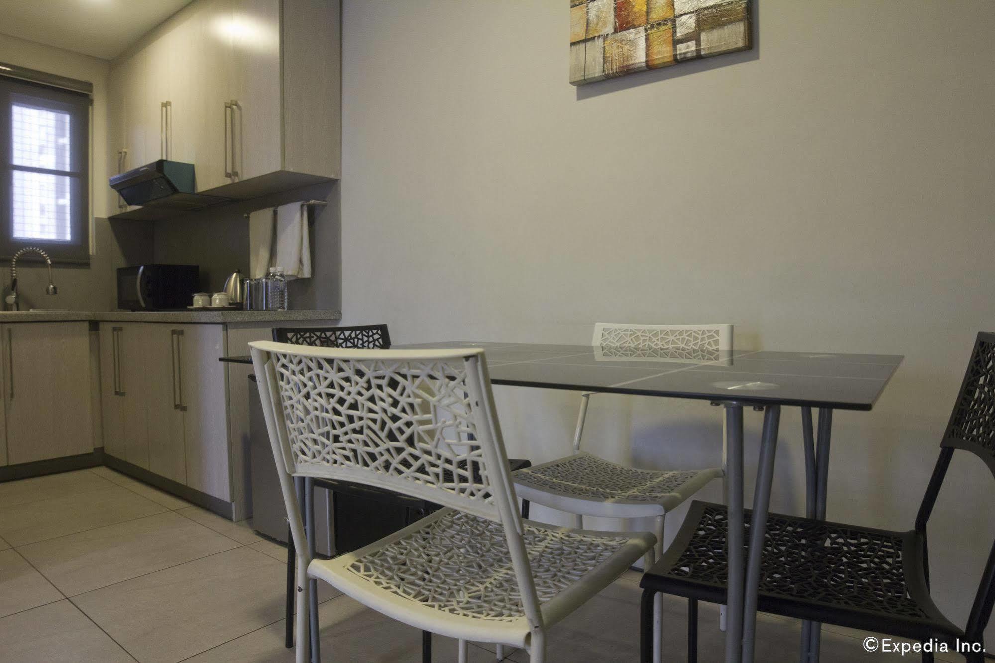Jade Hotel And Suites Makati City Екстериор снимка